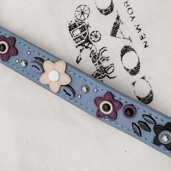 💥SALE💥 Coach Floral Applique Bracelet, leather EUC - Picture 3 of 9